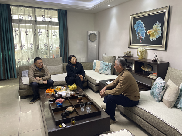 钱能钱包集团等三家公司工会看望慰问退休职工